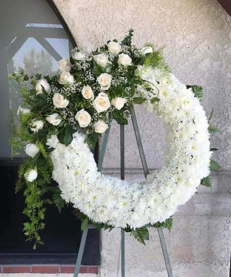 Standing Wreath all White